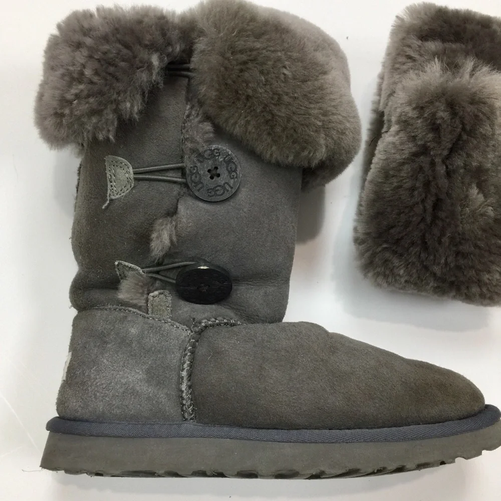Uggs Bailey Button Triplet Boots in Grey Size 5